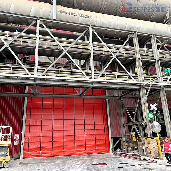 大型煤炭仓库出入口堆积快速门：抗风密封、感应车辆，提升效率