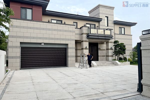 上海欣融实业发展别墅安装西朗品牌车库门