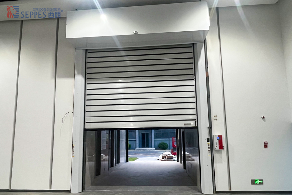 蓝天钛金安装西朗品牌硬质快速门