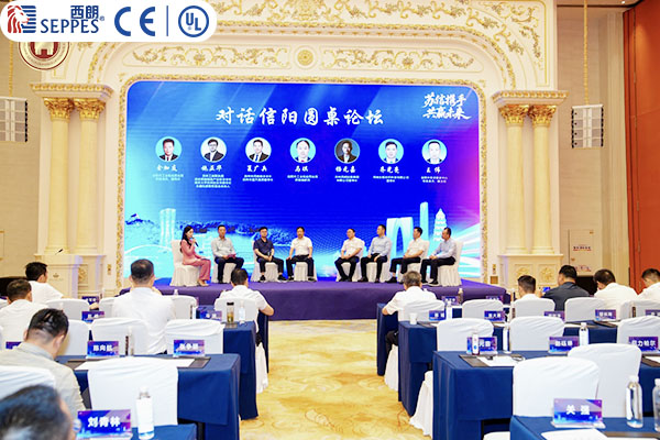 西朗门业董事长杨元嘉在论坛现场 西朗门业董事长杨元嘉在论坛现场