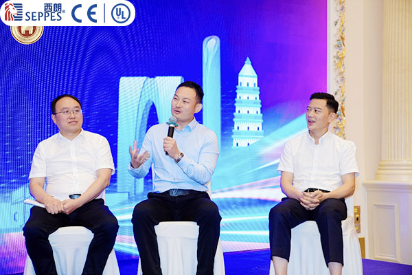 西朗门业董事长杨元嘉在论坛上发言 西朗门业董事长杨元嘉在论坛上发言