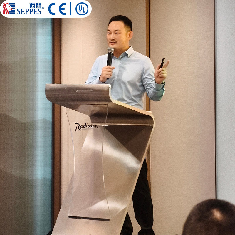 上图为：西朗门业董事长杨元嘉在外贸峰会解答外贸企业问题