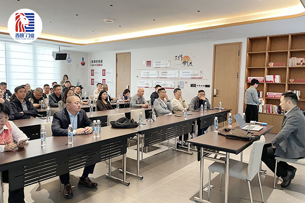 西朗门业董事长杨元嘉为苏州市九江商会的会员企业家们分享出海经验