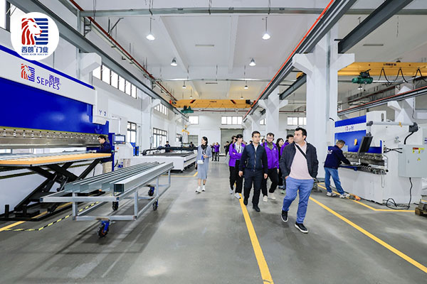 海外来宾实地参观西朗门业工厂与生产线