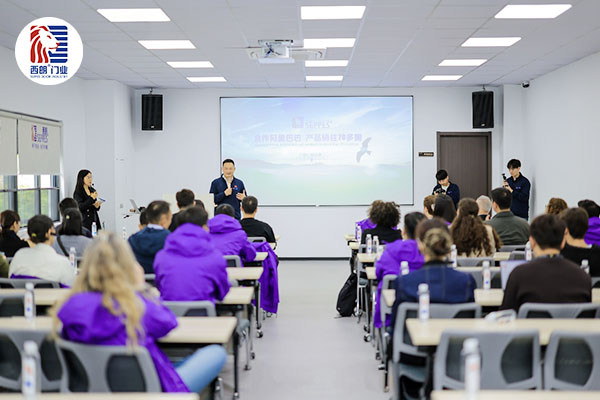 西朗门业董事长、总经理杨元嘉在大会议室向外宾介绍企业与产品