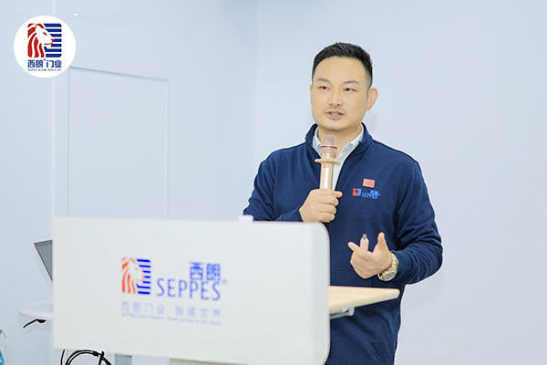 西朗门业董事长、总经理杨元嘉解答外宾提出的问题